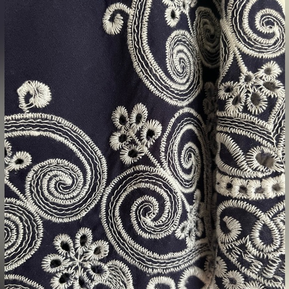 🌷⭐️Host Pick⭐️Papillon Navy Blue Blouse with White Embroidery - Picture 5 of 8